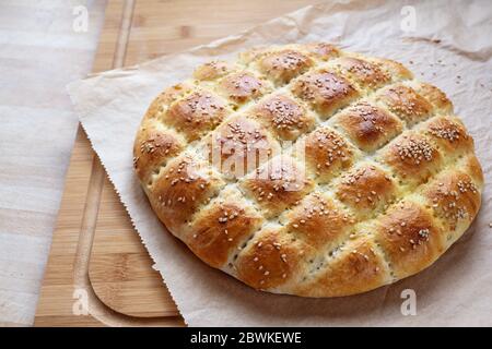 Frisch gebackenes Fladenbrot im Stil des türkischen ramadan Pide auf einem Küchenbrett, ausgewählter Fokus, schmale Schärfentiefe Stockfoto