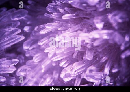 Leuchtend violette Textur aus purpurem Kristall Stockfoto