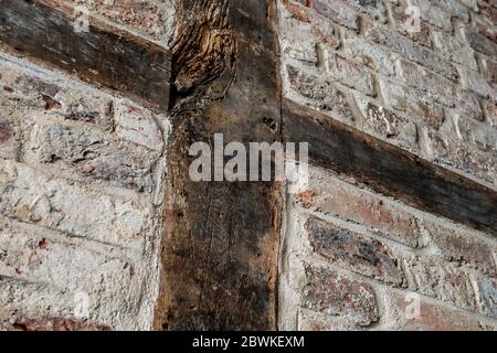 Kreuzförmige Gitterbalken im alten Ziegelmauerwerk Stockfoto