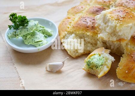 Frisch gebackenes Fladenbrot mit hausgemachten Kräutern und Knoblauchbutter, ausgewählter Fokus, schmale Schärfentiefe Stockfoto