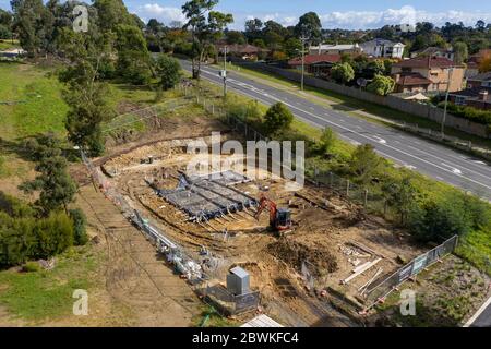 Melbourne Australien 4. Mai 2020 : Luftaufnahme eines Bauortes, der für ein neues Haus im Melbourne Vorort Donvale gebaut und vorbereitet wird Stockfoto