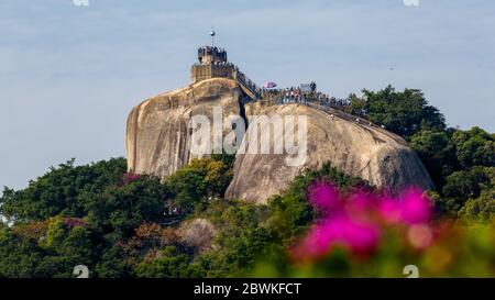 Blick auf den Sonnenfelsen auf Gulangyu (auch: Kulangsu). Eine Hauptattraktion der Insel - vollgepackt mit Touristen. UNESCO-Weltkulturerbe. Stockfoto