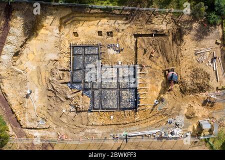 Melbourne Australien 4. Mai 2020 : Luftaufnahme eines Bauortes, der für ein neues Haus im Melbourne Vorort Donvale gebaut und vorbereitet wird Stockfoto