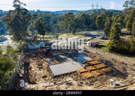 Melbourne Australien 4. Mai 2020 : Luftaufnahme eines Bauortes, der für ein neues Haus im Melbourne Vorort Donvale gebaut und vorbereitet wird Stockfoto