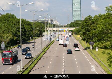 Blick auf den sogenannten Mittleren Ring - eine Ringstraße rund um die Innenstadt von München. Mit mittlerem Verkehr Stockfoto