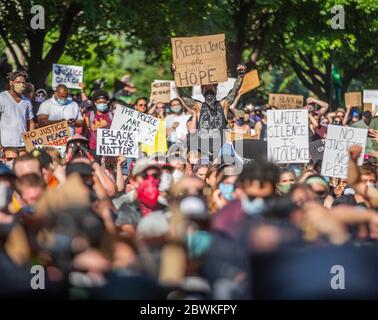 1. Juni 2020: Demonstranten hören zu und halten Schilder ab, während Redner bei einem Protest vor dem Gouverneurshaus in Saint Paul, MN über die Polizeimorde von George Floyd am 1. Juni 2020 sprechen. Chris JuhnZenger (Bildquelle: © Chris JuhnZUMA Wire) Bildquelle: ZUMA Press, Inc./Alamy Live News Stockfoto