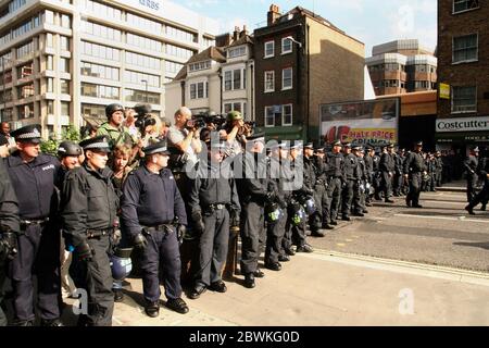 Rechtsextremisten aus der English Defence League (EDL) stehen sich in Tower Hamlets London Stockfoto