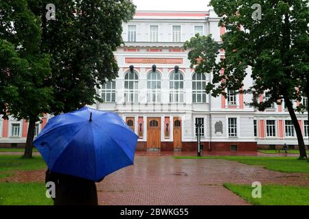 Moskau, Russland. Juni 2020. Eine Person unter einem Schirm geht vor der Russischen Verkehrsuniversität (MIIT). Kredit: Sergei Fadeichev/TASS/Alamy Live News