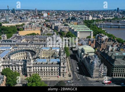 Eine Luftaufnahme von London, die den Blick entlang der Parliament Street bis zum Cenotaph und Whitehall zeigt, von der Kreuzung mit der Great George Street, mit (links) Regierungsgebäuden, in denen Abteilungen untergebracht sind, darunter: Das Finanzministerium, das Ministerium für Digital, Kultur, Medien und Sport, HMRC, das Außen- und Commonwealth-Büro, Downing Street, das Kabinett-Büro und Horseguards Parade, und (rechts) das Verteidigungsministerium, das Gebäude des Alten Krieges Office und das Department for International Trade. Stockfoto