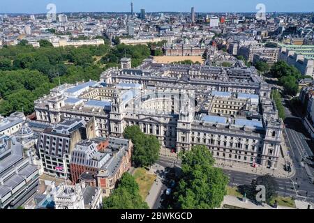 Eine Luftaufnahme von London, der Kreuzung von Parliament Street und Great George Street, mit St James's Park auf der linken Seite mit Regierungsgebäuden, die Abteilungen beherbergen, einschließlich: Das Finanzministerium, das Ministerium für Digital, Kultur, Medien und Sport, HMRC, das Außen- und Commonwealth-Büro, Downing Street, das Kabinett-Büro und Horseguards Parade, und (rechts) das Verteidigungsministerium, das Gebäude des Alten Krieges Office und das Department für internationalen Handel. Stockfoto