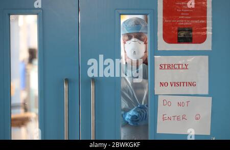 Colin Clarke, Krankenschwester der Infektionskontrolle, blickt von einer Covid-19-Station im Craigavon Area Hospital in Co Armagh, Nordirland, aus. Stockfoto