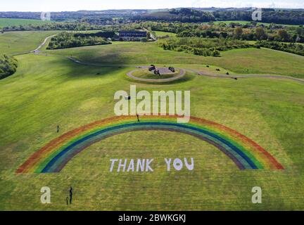 Ein großes Dankeschön-Regenbogen im Herrington Country Park in Sunderland zeigt die Wertschätzung der Stadt für alle NHS, Sozialfürsorge, Pflegekräfte, Schlüsselkräfte und Frontline-Arbeiter, die hart an der Coronavirus-Pandemie arbeiten. Stockfoto