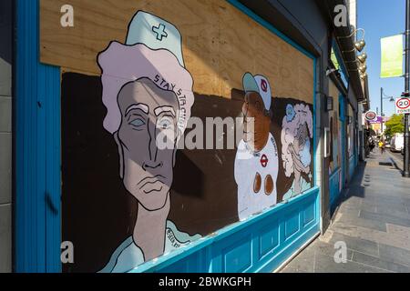 Street-Art-Porträts wichtiger Arbeiter außerhalb des geschlossenen Prince of Wales Pub in Brixton, während der Londoner Sperre aufgrund der Verbreitung von COVID-19 Stockfoto