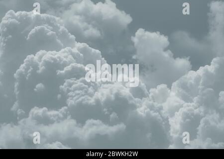 Weiße flauschige Wolken am Himmel. Weiches Tragegefühl wie Baumwolle. Weiße, geschwollene Wolkenlandschaft. Schönheit in der Natur. Nahaufnahme einer Gruppe von weißen Wolken Textur Stockfoto