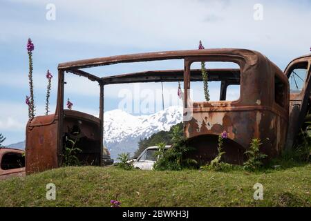 Verwackelt Autos in 'Crash Palace', Horopito, North Island, Neuseeland. Mount Ruapehu, Tongariro National Park. Stockfoto