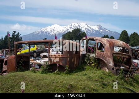 Verwackelt Autos in 'Crash Palace', Horopito, North Island, Neuseeland. Mount Ruapehu, Tongariro National Park. Stockfoto