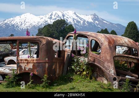 Verwackelt Autos in 'Crash Palace', Horopito, North Island, Neuseeland. Mount Ruapehu, Tongariro National Park. Stockfoto