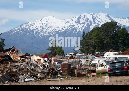 Verwackelt Autos in 'Crash Palace', Horopito, North Island, Neuseeland. Mount Ruapehu, Tongariro National Park. Stockfoto