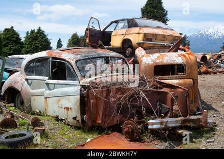 Verwackelt Autos in 'Crash Palace', Horopito, North Island, Neuseeland Stockfoto