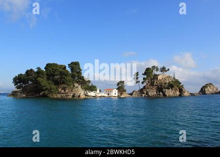 Die Insel Panagia und Panagia orthodoxe Kapelle in Parga Stadt in der regionalen Einheit von Preveza in Epirus, Griechenland. Parga liegt an der ionischen Küste in Medite Stockfoto