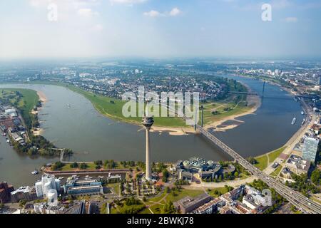 Rhein mit Rheinturm, Rheinkniebrücke und NRW landtag, 30.04.2019, Luftaufnahme, Deutschland, Nordrhein-Westfalen, Niederrhein, Düsseldorf Stockfoto