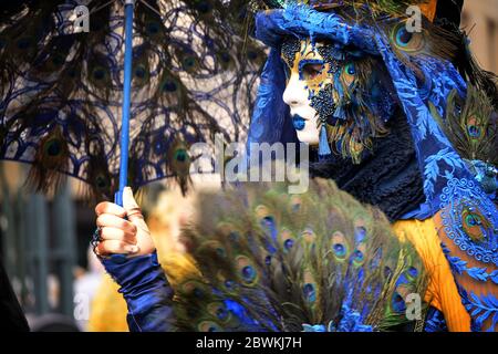 Hamburg, 08. Februar 2020: Frauenmaske mit Pfauenfedern beim Faschingsfest Maskenzauber, das heißt Zaubermasken, ein Straßenfest Stockfoto