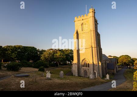 Burnham-on-Sea, England, Großbritannien - 31. Mai 2020: Die Abendsonne scheint auf dem schiefen Turm der St. Andrew's Church in Burnham-on-Sea in Somerset. Stockfoto