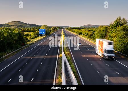 Highbridge, England, Großbritannien - 31. Mai 2020: Autos und Lastwagen fahren auf der Autobahn M5 bei Highbridge auf den Somerset-Ebenen, mit Brent Knoll und dem Me Stockfoto