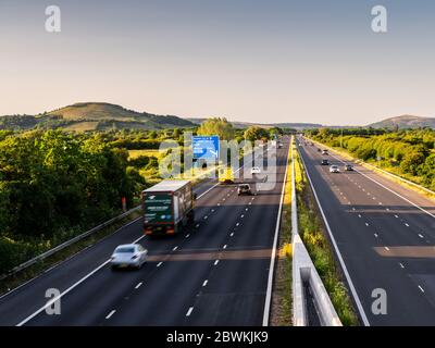 Highbridge, England, Großbritannien - 31. Mai 2020: Autos und Lastwagen fahren auf der Autobahn M5 bei Highbridge auf den Somerset-Ebenen, mit Brent Knoll und dem Me Stockfoto