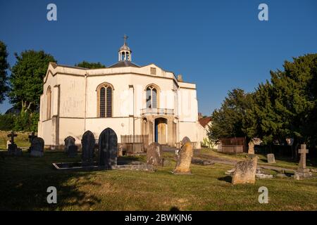 Wedmore, England, Großbritannien - 31. Mai 2020: Sonne scheint auf Holy Trinity Church im Dorf Blackford in Wedmore, Somerset. Stockfoto