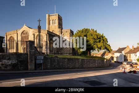 Wedmore, England, Großbritannien - 31. Mai 2020: Sonne scheint auf St. Mary's Pfarrkirche in der Ortschaft Wedmore, Somerset. Stockfoto