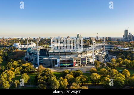 Melbourne Australien 15. Mai 2020 : Luftaufnahme des berühmten Melbourne Cricket Ground Stadions in der späten Nachmittagssonne Stockfoto