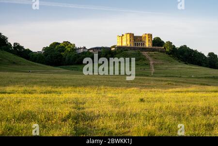 Bristol, England, Großbritannien - 27. Mai 2020: Menschen gehen und radeln im Stoke Park, unter dem Dower House Herrenhaus, im Norden von Bristol. Stockfoto