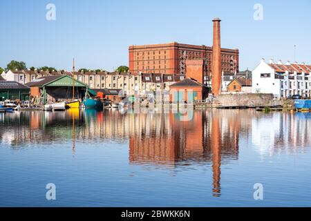 Bristol, England, Großbritannien - 25. Mai 2020: Sonne scheint auf dem Underfall Yard und EINEM Bond Warehouse am schwimmenden Hafen von Bristol. Stockfoto