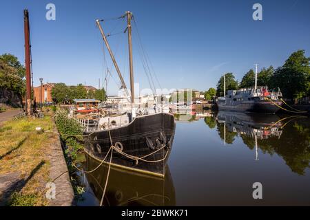 Bristol, England, Großbritannien - 25. Mai 2020: Am frühen Morgen leuchtet das Licht auf historischen Booten, die im schwimmenden Hafen von Bristol angedockt sind. Stockfoto