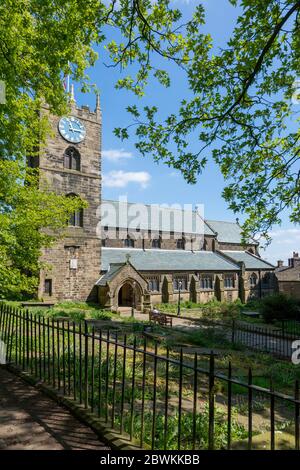Außenansicht der Pfarrkirche St. Michael und alle Engel in Haworth, West Yorkshire Stockfoto