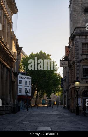 Bristol, England, UK - 25. Mai 2020: Die Morgensonne scheint durch die Straßenbäume in den verlassenen Straßen der Altstadt von Bristol. Stockfoto