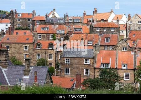 Dicht gepackte Hütten im historischen Yorkshire Fischerdorf Robin Hood's Bay an der North Yorkshire Küste Stockfoto