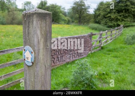 Schild für den Rail Trail und leichte Wanderung zwischen Goathland und Grosmont in den North York Moors entlang der Strecke einer alten Bahnlinie Stockfoto