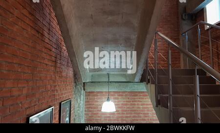 Rotes Ziegelgebäude mit einer modernen Treppe im Loft-Stil mit Metallgeländer. Treppen schmücken das Gebäude. Modernes Treppenhaus. Stahlgeländer. Treppe i Stockfoto