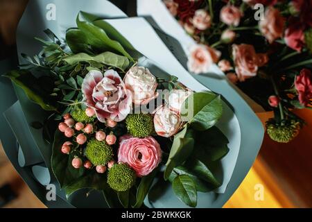 Blumen in einer Vase mit Seite Stockfoto