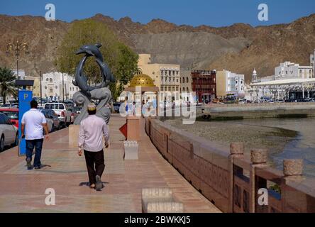 Touristen, die auf der Mutrah Corniche in Maskat, Oman. Stockfoto