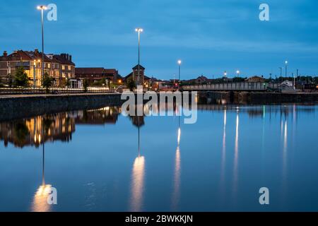 Bristol, England, Großbritannien - 21. Mai 2020: Der Verkehr verlässt Lichtspuren auf der A4 Cumberland Basin Road, wenn die Dämmerung auf Bristol's Floating Harbour einbricht. Stockfoto