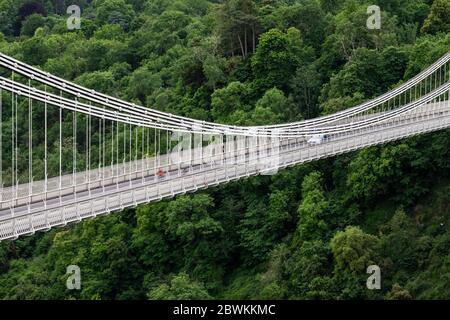 Bristol, England, UK - My 21, 2020: Radfahrer und Fußgänger überqueren die berühmte Clifton Suspension Bridge zwischen Somerset und Bristol. Stockfoto