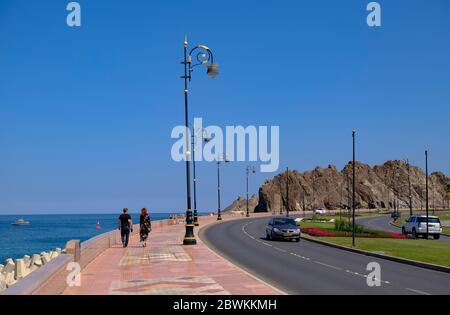 Touristen, die auf der Mutrah Corniche in Maskat, Oman. Stockfoto