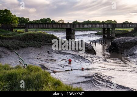 Die Flussmündungen von Trym und Avon treffen sich in Sea Mills in Bristol, unter dem Eisenbahnviadukt der Severn Beach Line. Stockfoto