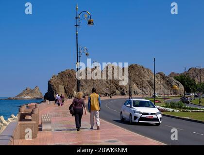 Touristen, die auf der Mutrah Corniche in Maskat, Oman. Stockfoto