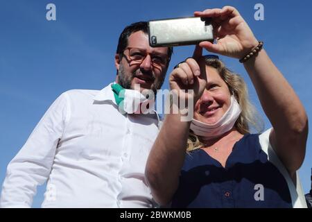 2. Juni 2020 - Rom, Italien - Führer MATTEO SALVINI von der Lega Nord (Lega Nord), macht ein Selfie mit seinen Anhängern vor der Demonstration gegen den italienischen Premierminister Giuseppe Conte im Zentrum von Rom. Quelle: Evandro Inetti/ZUMA Wire/Alamy Live News Stockfoto