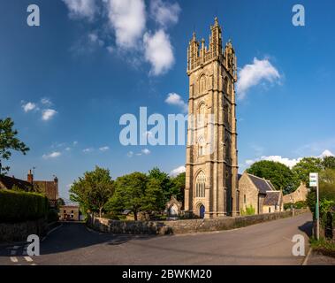Die Sonne scheint auf dem gotischen Turm des Erzengels Michael, der traditionellen Pfarrkirche des Dorfes Dundry in North Somerset. Stockfoto