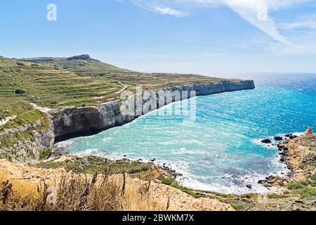 Panoramablick auf Fomm IR-Rih Bucht mit blauem Wasser des Mittelmeers und terrassierten Feldern. Typische Landschaft der Küste von Malta Stockfoto